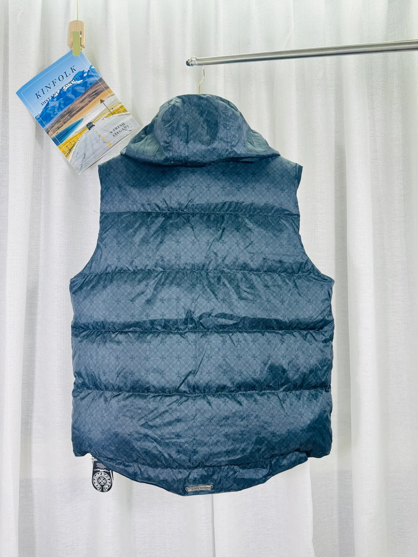P720 top version 🐮 Real shot without P, ​​different from market products] Chrome Hearts ❄️ Winter environmentally friendly down jacket series ❄️ Chrome Hearts dark pattern series hooded down vest is available at the counter at the same time ❤ The hood is detachable! The best Guangzhou national standard 90 velvet on the market! ! The world’s highest fluffiness of 900D! ! High standard and sufficient down filling! ! Exterior windproof and waterproof dark pattern custom fabric, interior high-grade dark pattern lining fabric to prevent lint, original hardware molding, exquisite craftsmanship details, casual or formal wear ✨ slim fit and not bloated Recommended color: Customized dark pattern flower series Code number: S, M, L, XL